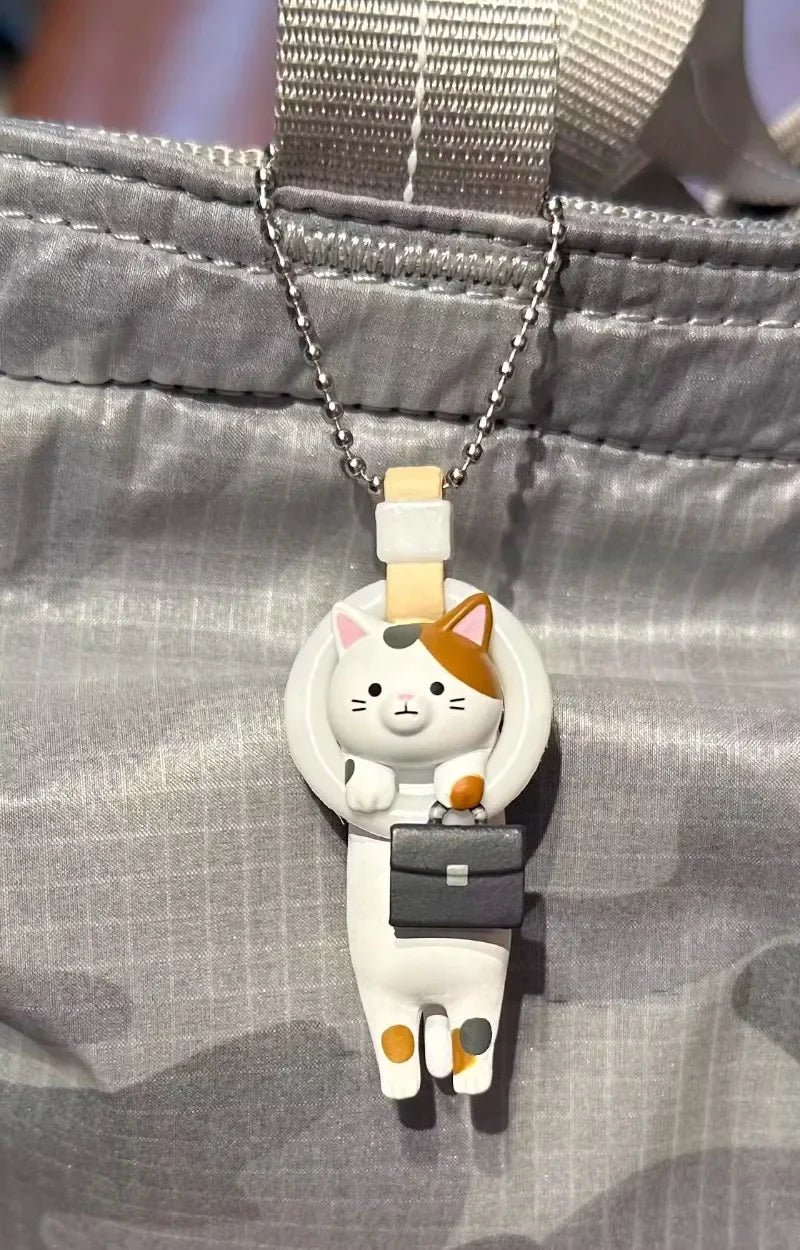 Figura gachapón de gato salaryman en el metro, kawaii de estilo japonés — Don Gachapón