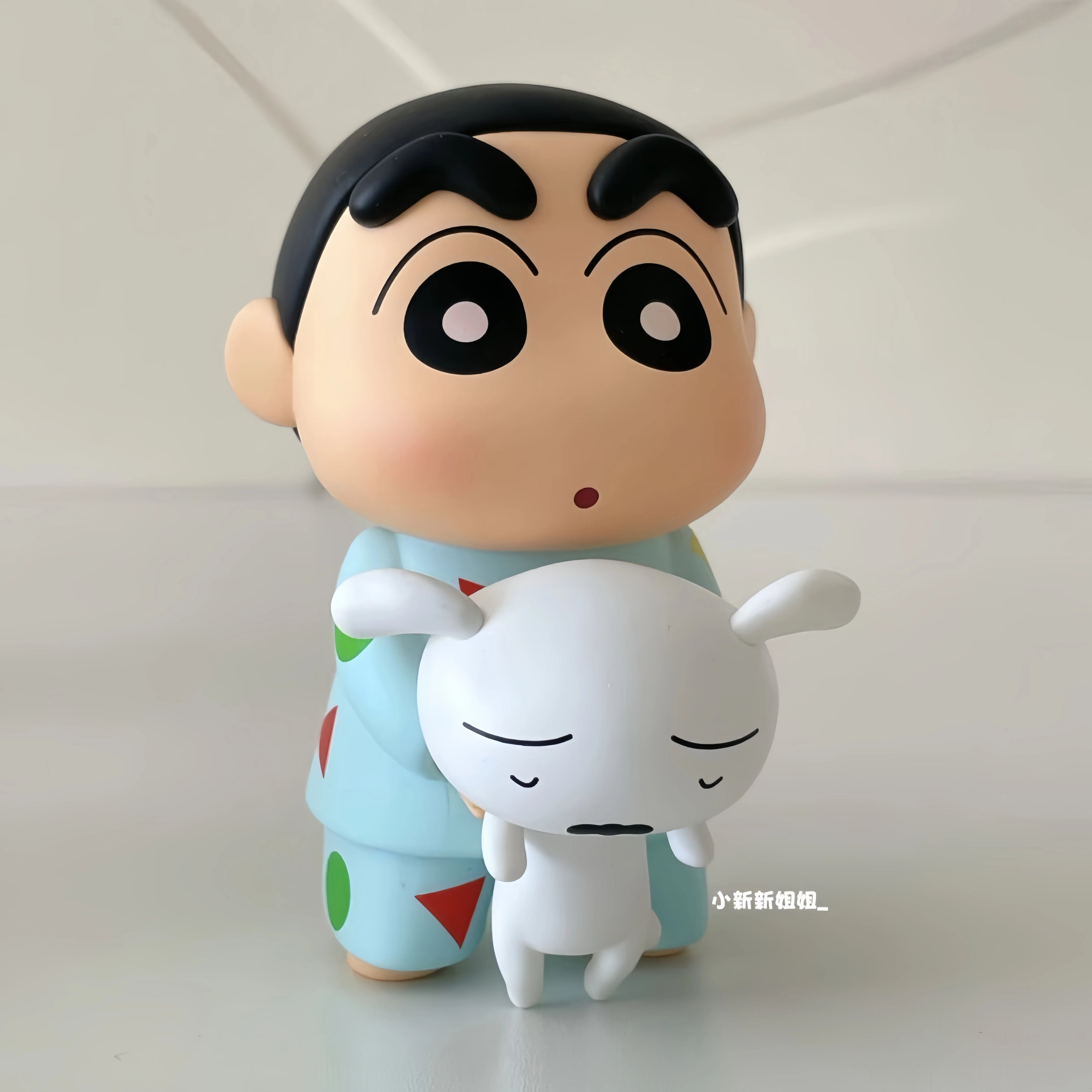 Caja sorpresa de Shin-chan con figuras coleccionables kawaii de estilo japonés — Don Gachapón