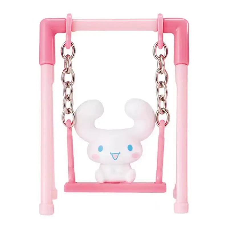 Columpio decorativo kawaii con figuras de Hello Kitty y amigos de estilo japonés — Don Gachapón