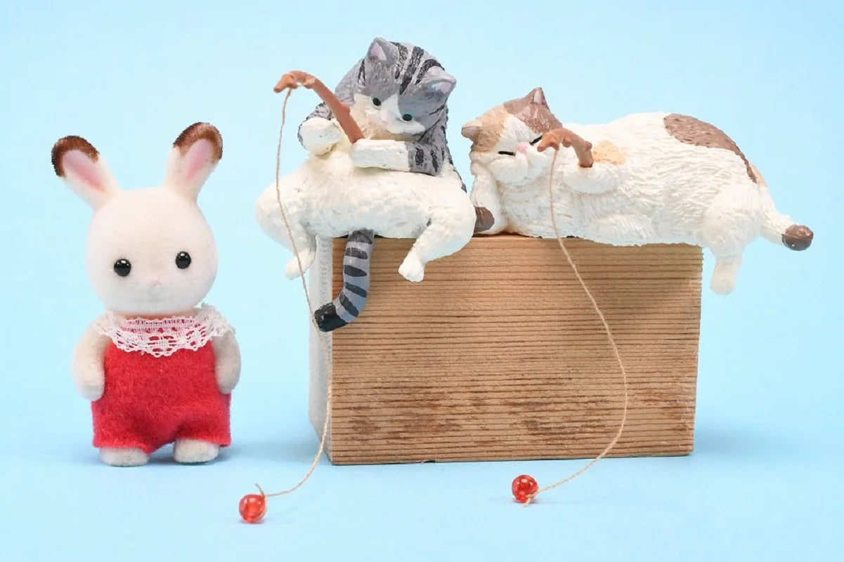 Figura gachapón de gato regordete pescando, coleccionable kawaii de estilo japonés — Don Gachapón