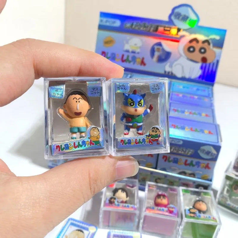 Caja sorpresa con 2 mini figuras coleccionables de Shin chan, anime kawaii japonés — Don Gachapón