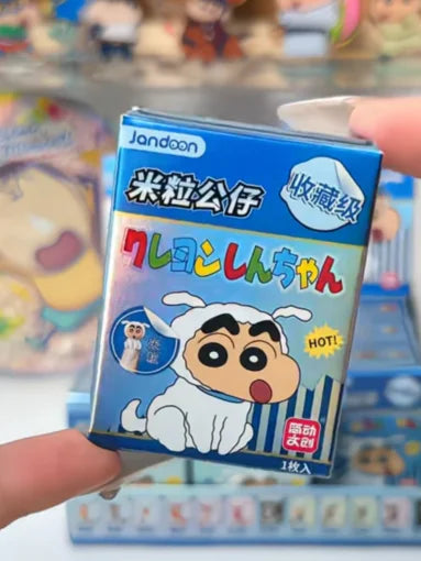 Caja sorpresa con 2 mini figuras coleccionables de Shin chan, anime kawaii japonés — Don Gachapón