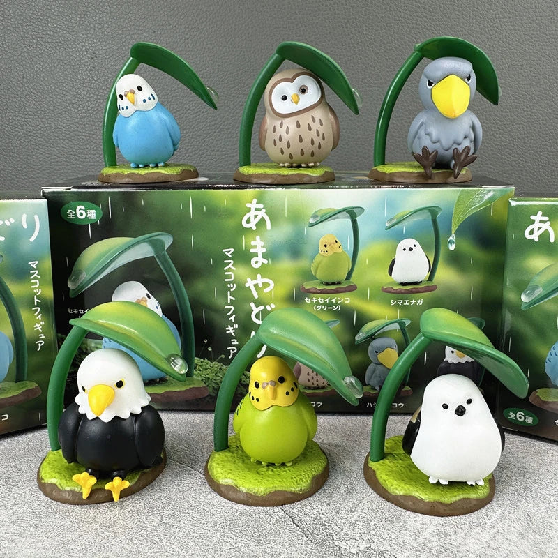 Caja sorpresa con figuras kawaii de pajaros ocultos debajo de hojas, estilo japonés — Don Gachapón