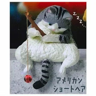 Figura gachapón de gato regordete pescando, coleccionable kawaii de estilo japonés — Don Gachapón